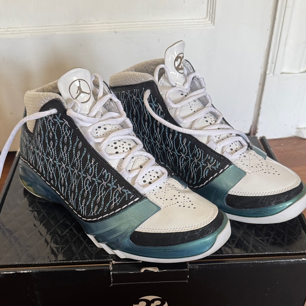 Air Jordan XX3 size 9.5 in Black and University Blue and White